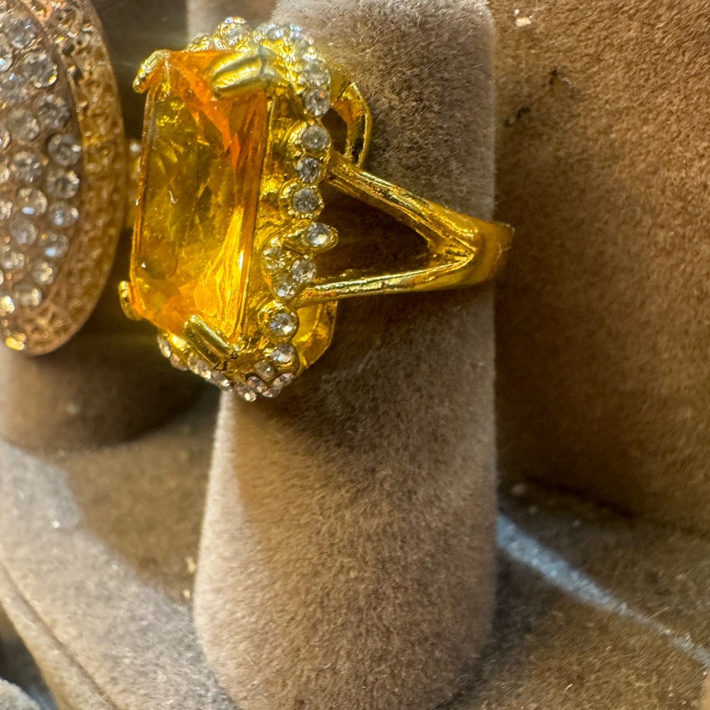 Elegant Gold and Orange Gemstone Ring